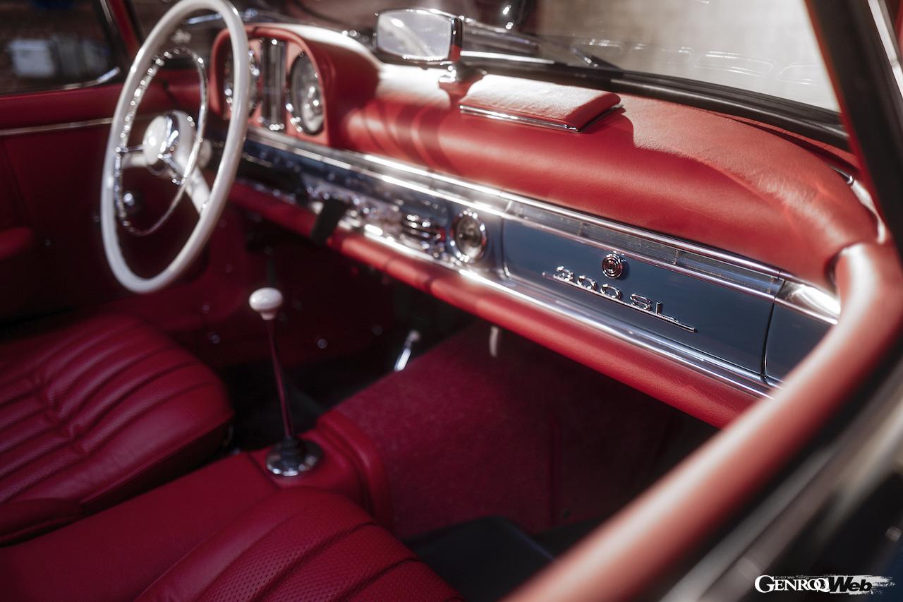 メルセデス・ベンツSLの過去モデル。1960年の300SLロードスター（W198）。フェイシア
