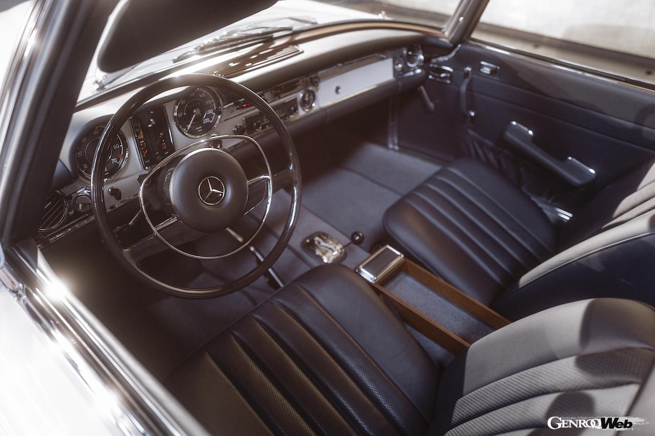 メルセデス・ベンツSLの過去モデル。1970年の280SL“パゴダ”（W113）。コクピット