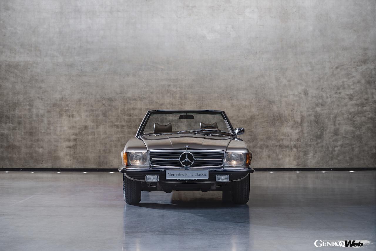 メルセデス・ベンツSLの過去モデル。1971年の350SL（R107）。正面ビュー