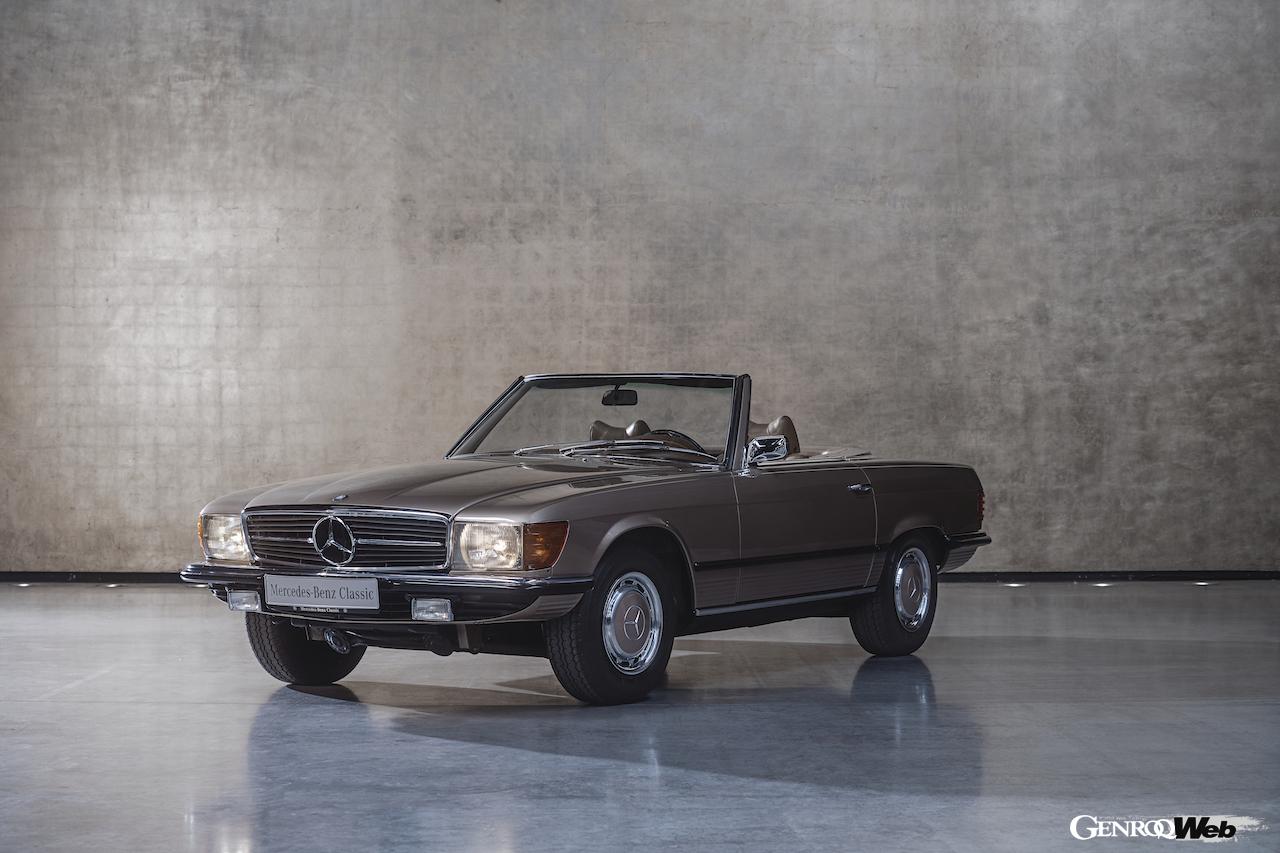 メルセデス・ベンツSLの過去モデル。1971年の350SL（R107）。フロントビュー