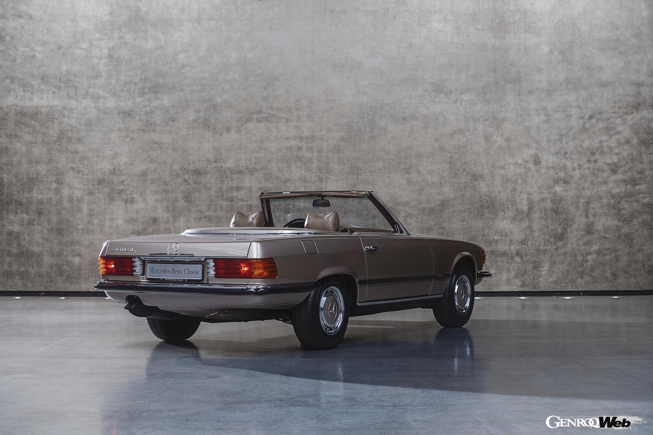 メルセデス・ベンツSLの過去モデル。1971年の350SL（R107）。リヤビュー