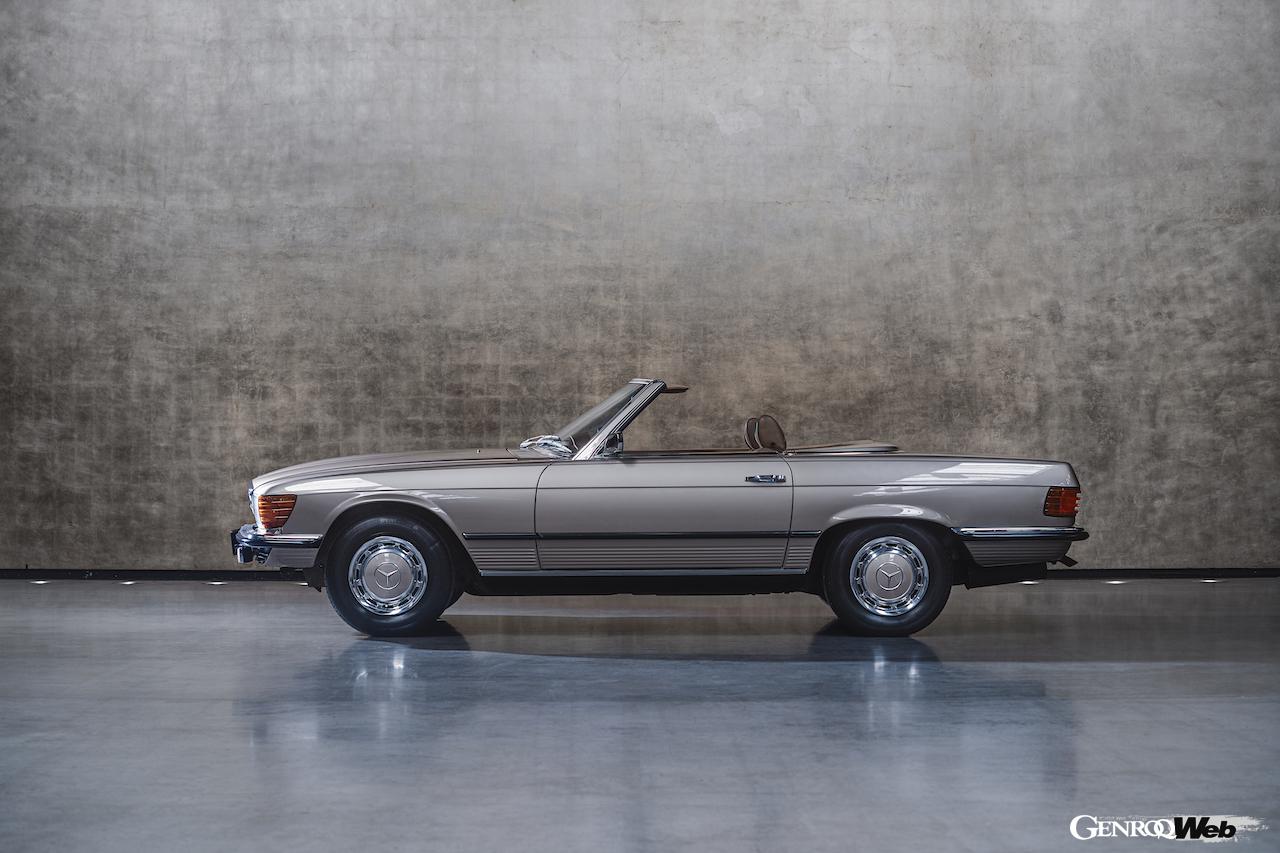 メルセデス・ベンツSLの過去モデル。1971年の350SL（R107）。サイドビュー