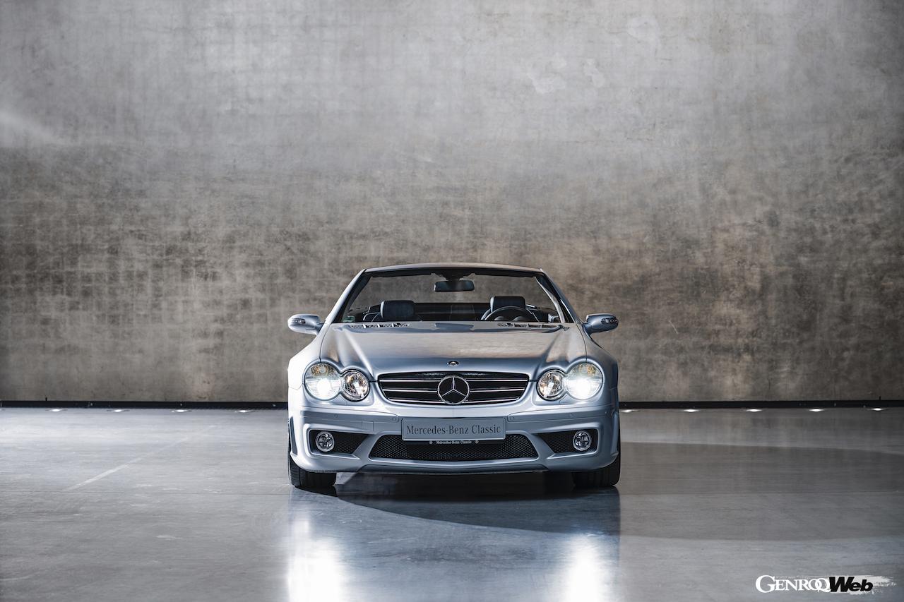 メルセデス・ベンツSLの過去モデル。2005年のSL 55 AMG（R230）。正面ビュー