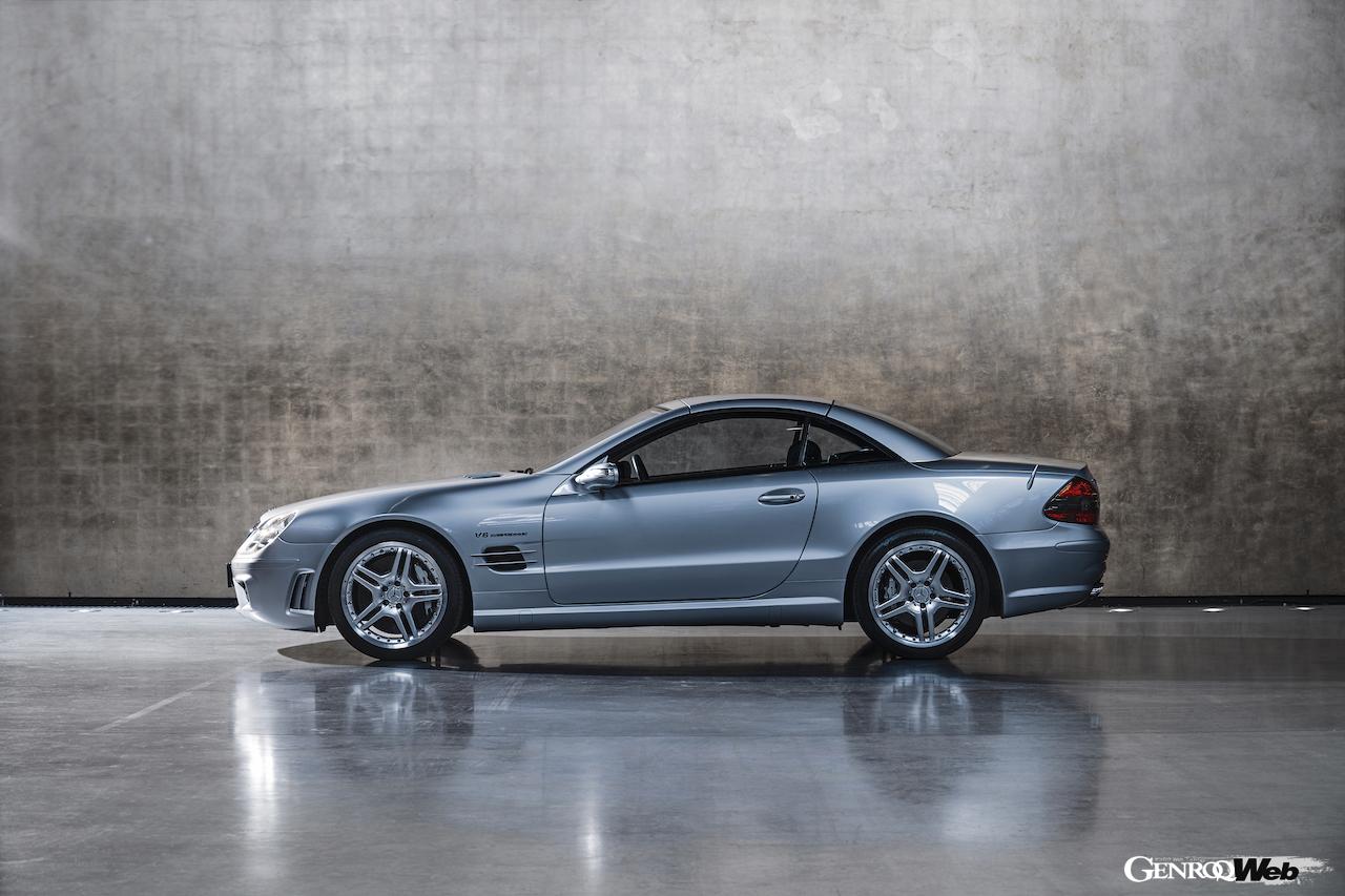 メルセデス・ベンツSLの過去モデル。2005年のSL 55 AMG（R230）。ルーフ閉