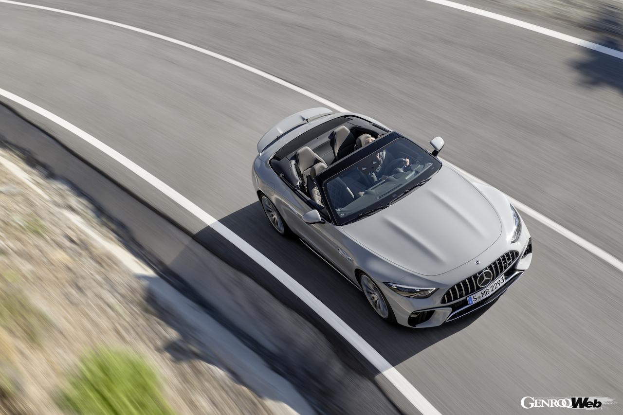 最新のメルセデスAMG SL 55 4マティックプラス。トップビュー
