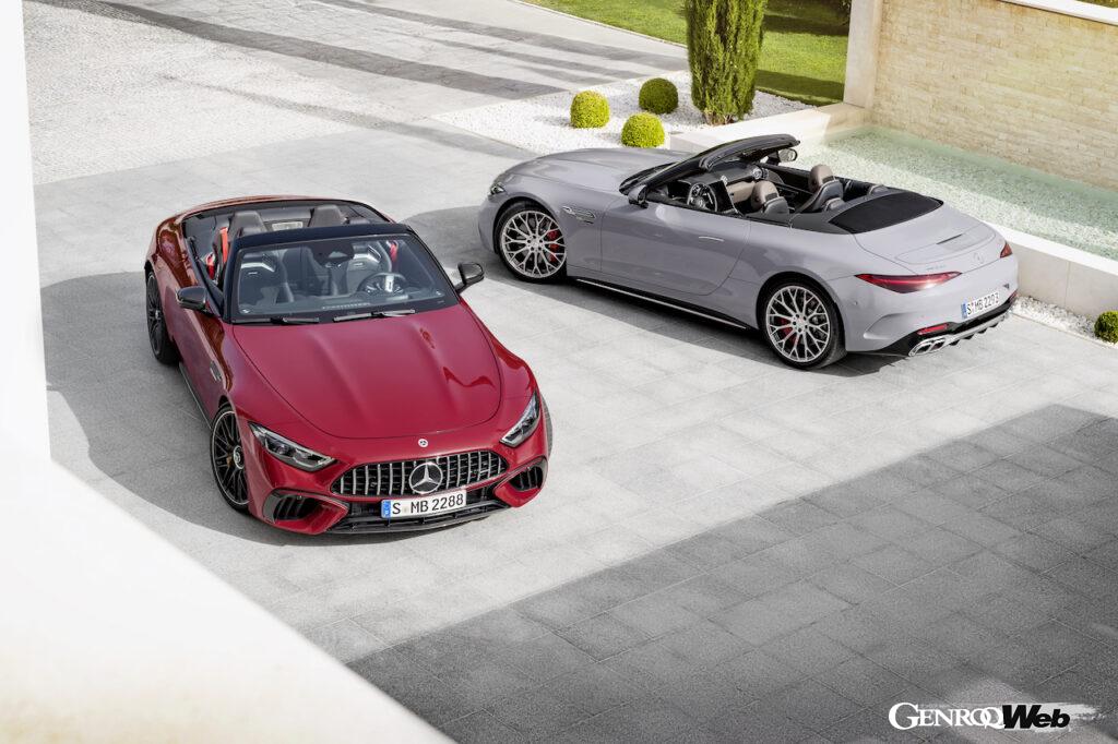 最新のメルセデスAMG SL 63 4マティックプラス(写真左)のフロントビューとSL 55 4マティックプラス(同右)のリヤビュー