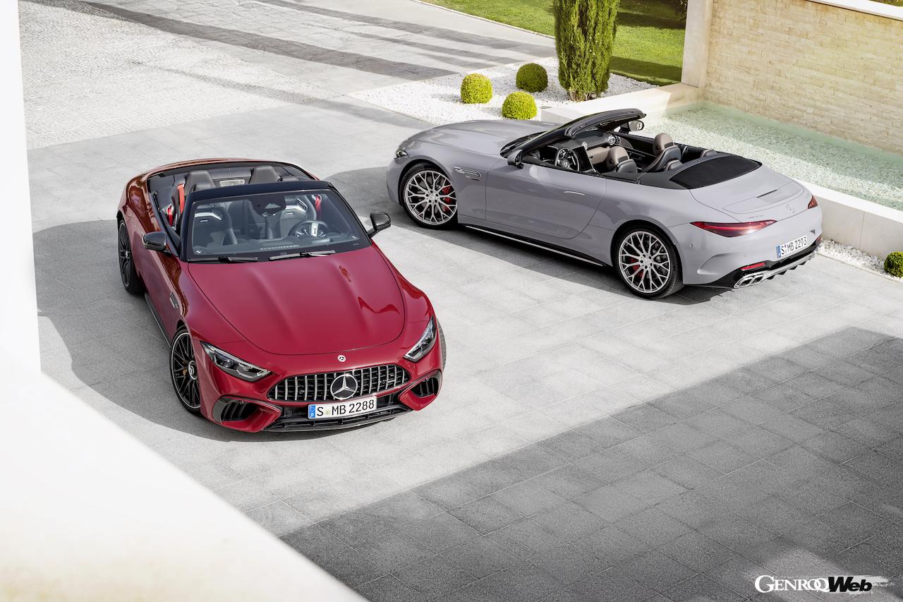 最新のメルセデスAMG SL 63 4マティックプラス（写真左）のフロントビューとSL 55 4マティックプラス（同右）のリヤビュー