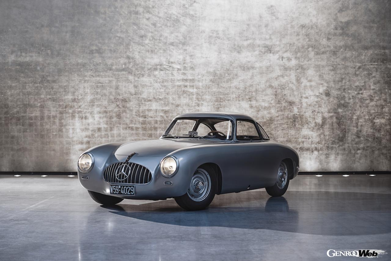 メルセデス・ベンツSLのルーツ、1952年に誕生したレーシングカーの300SL（W194）。フロントビュー。ドア閉