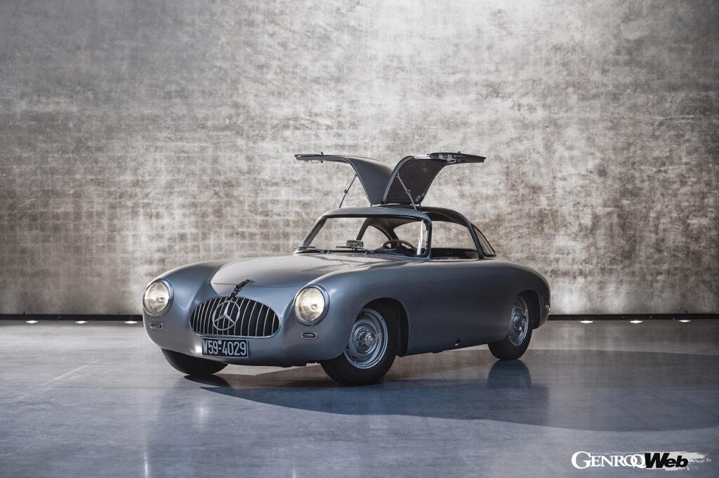 メルセデス・ベンツSLのルーツ、1952年に誕生したレーシングカーの300SL(W194)。フロントビュー。ドア開