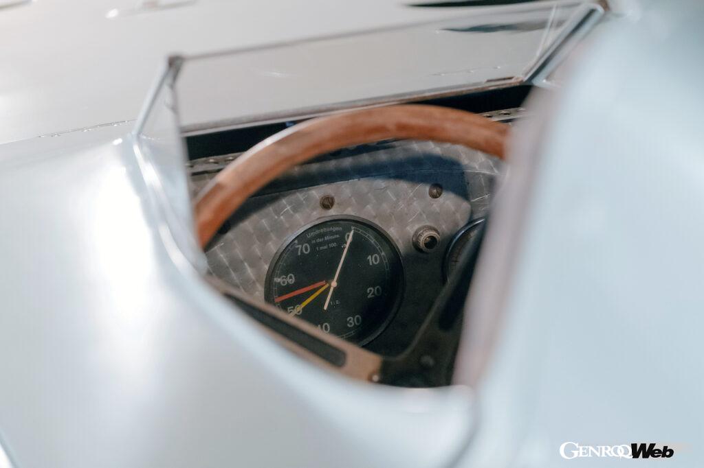 メルセデス・ベンツ ミュージアムに展示されているW25ストリームライン。コクピット