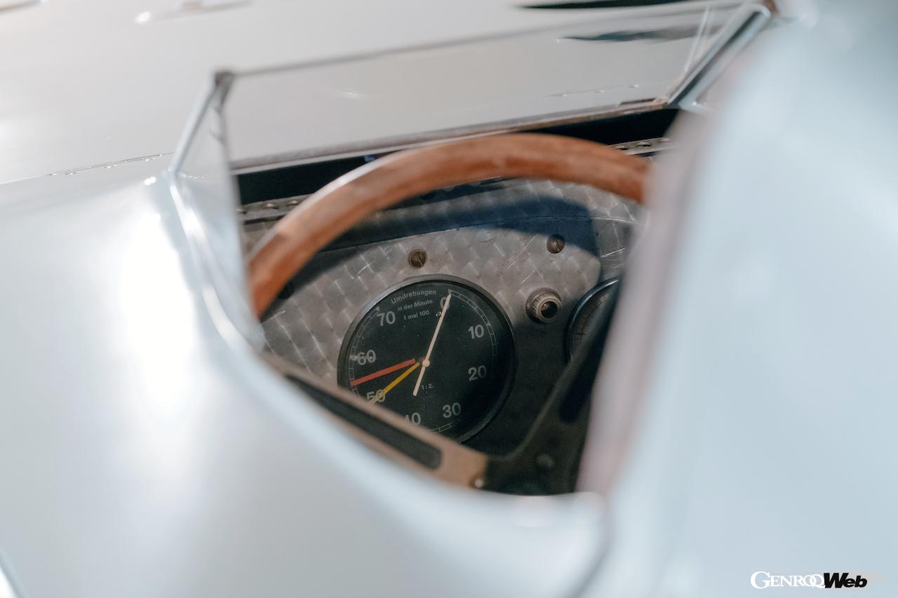 メルセデス・ベンツ ミュージアムに展示されているW25 ストリームライン。コクピット