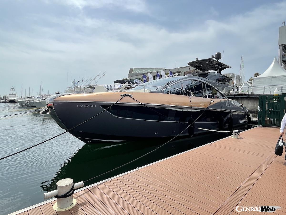 まさにレクサス！という外観。全長約20mは他の船と比べてもひときわ大きい。