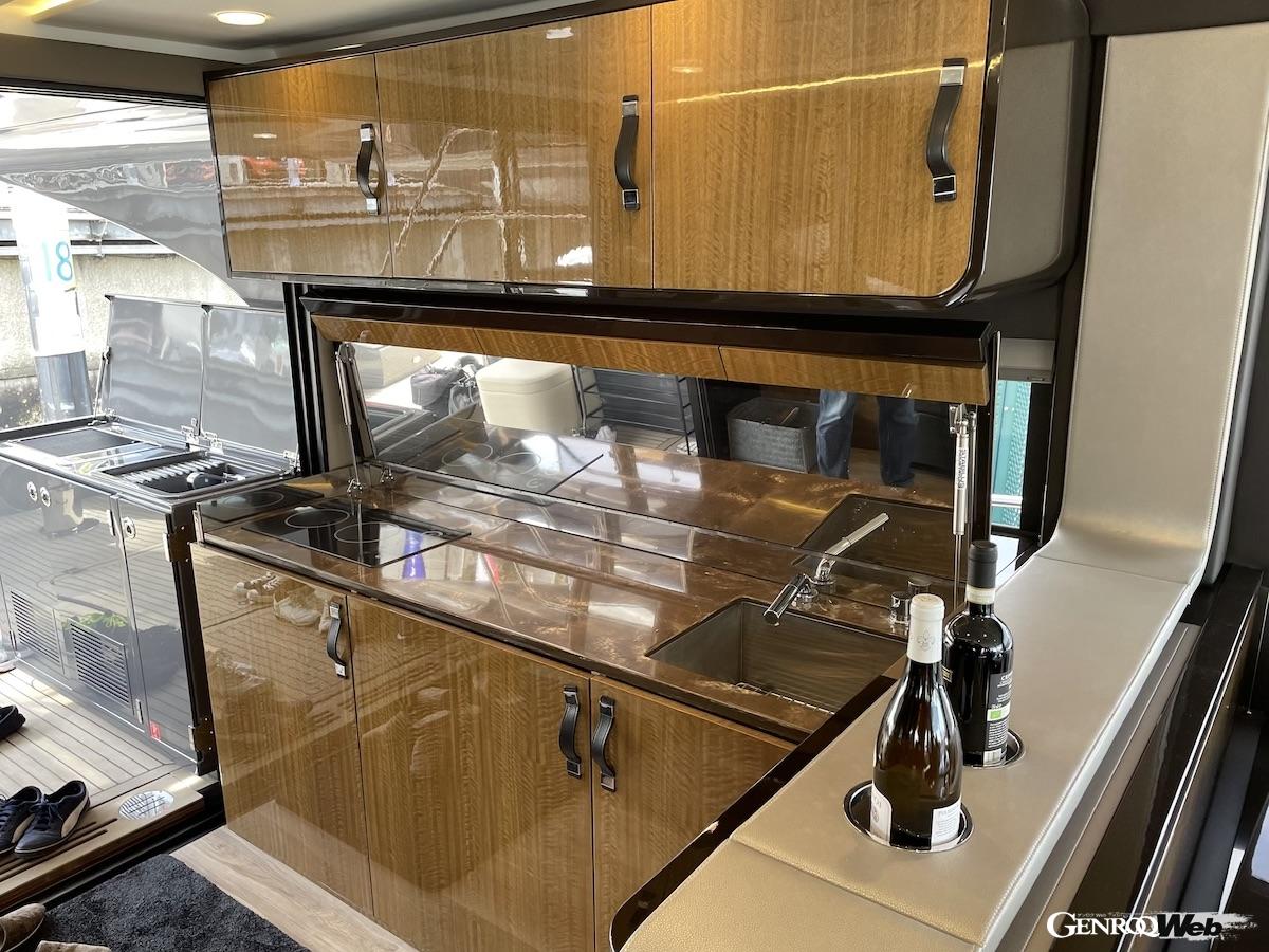 メインレベルにあるキッチンとバーベキューコンロ。