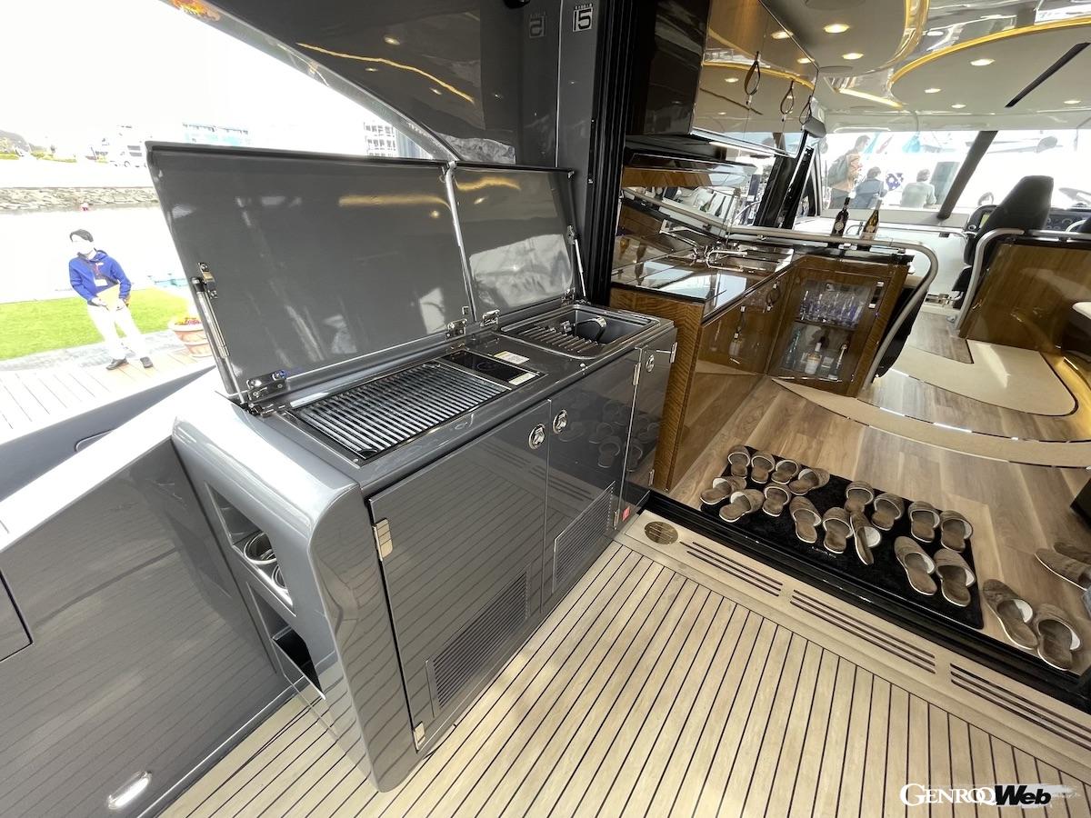 メインレベルにあるキッチンとバーベキューコンロ。