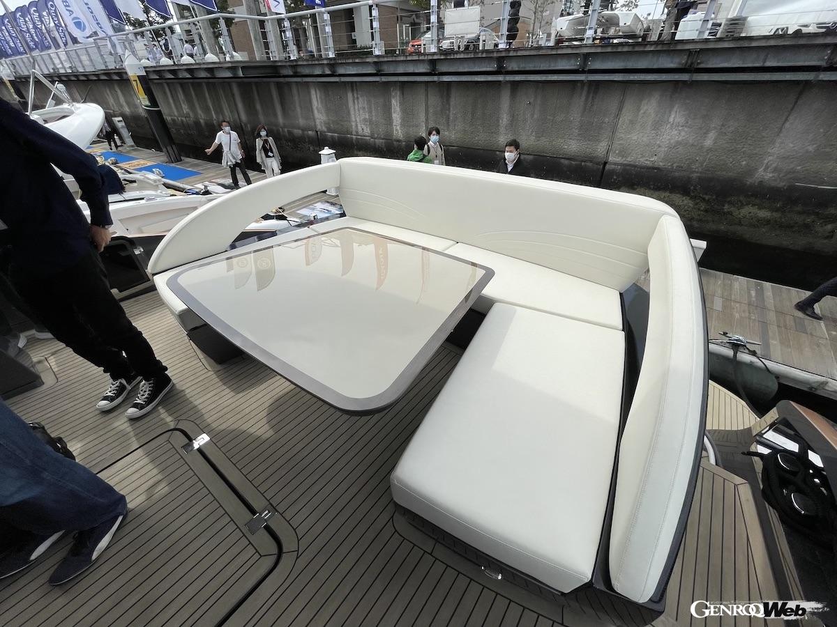 最後部のソファー。テーブルを下げてフラットなスペースとすることも可能。