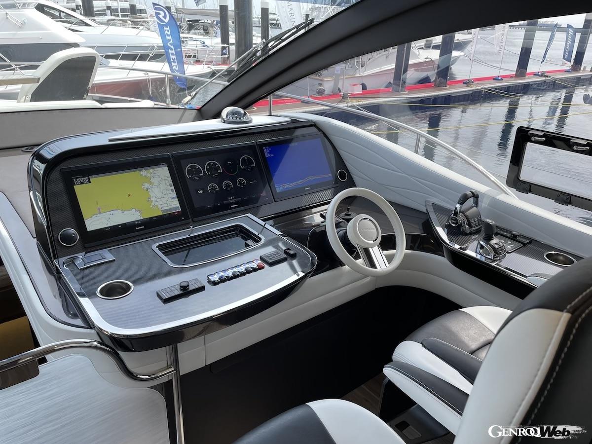 メインレベルのコクピット。クルマと共通したイメージで統一される。