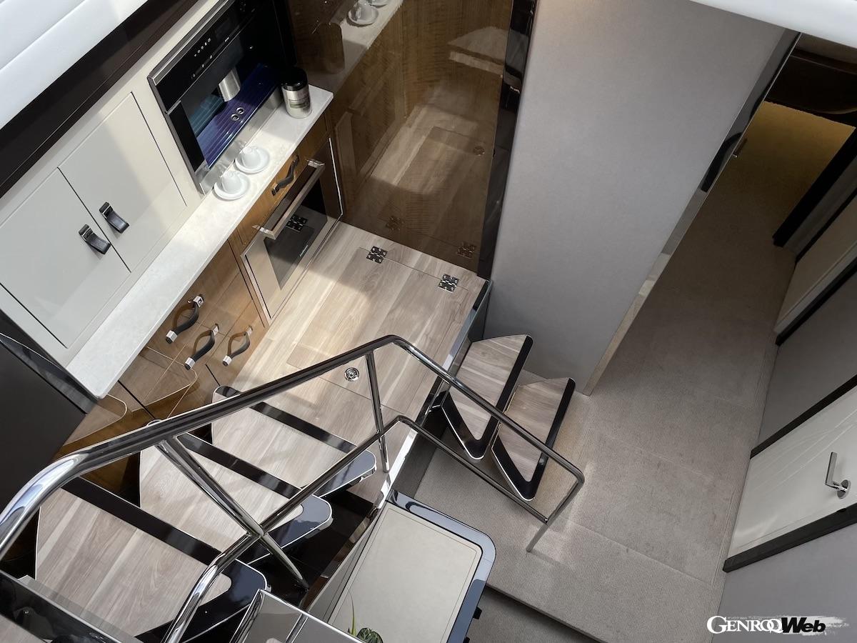 ロアレベルに降りる階段。ステップもLマークとなっている。