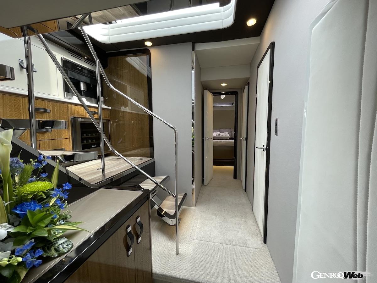 ロアレベルの廊下はまさに高級ホテル。ミーレのコーヒーメーカーも装備。