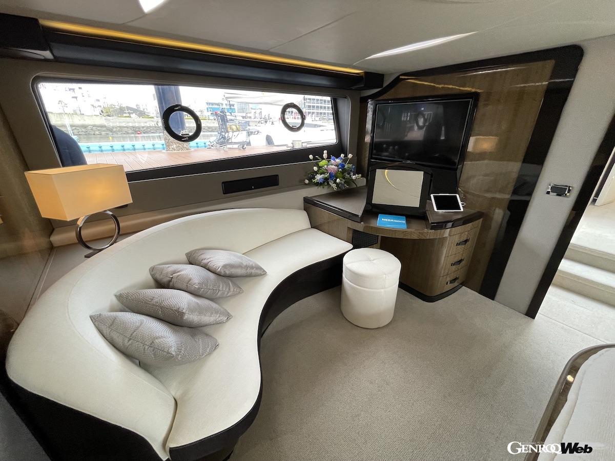 マスターステートルーム。ウォークインクローゼットも備えている。