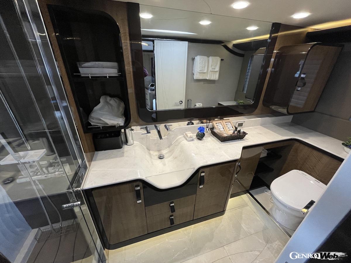 洗面所、トイレ、シャワーは全部で3ヵ所もある。