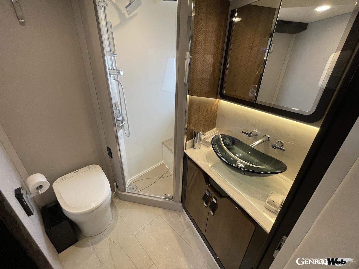 洗面所、トイレ、シャワーは全部で3ヵ所もある。