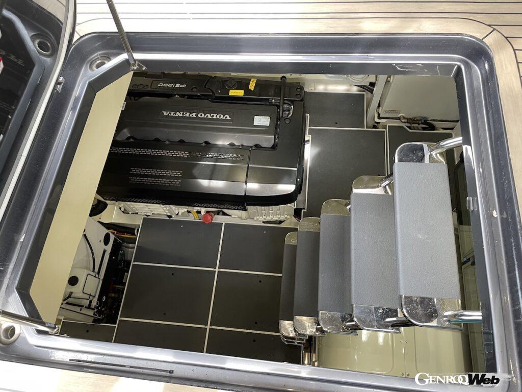 エンジンはVolvo Pentaディーゼルを2基搭載。満タンで約10時間航行できる。