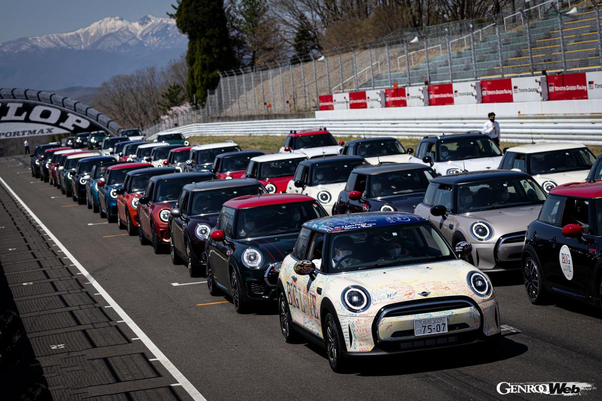 BMW ＆ MINI Racingではパレードランも実施され、レース参戦あるいは観戦以外にもサーキットを満喫する趣向が凝らされている。