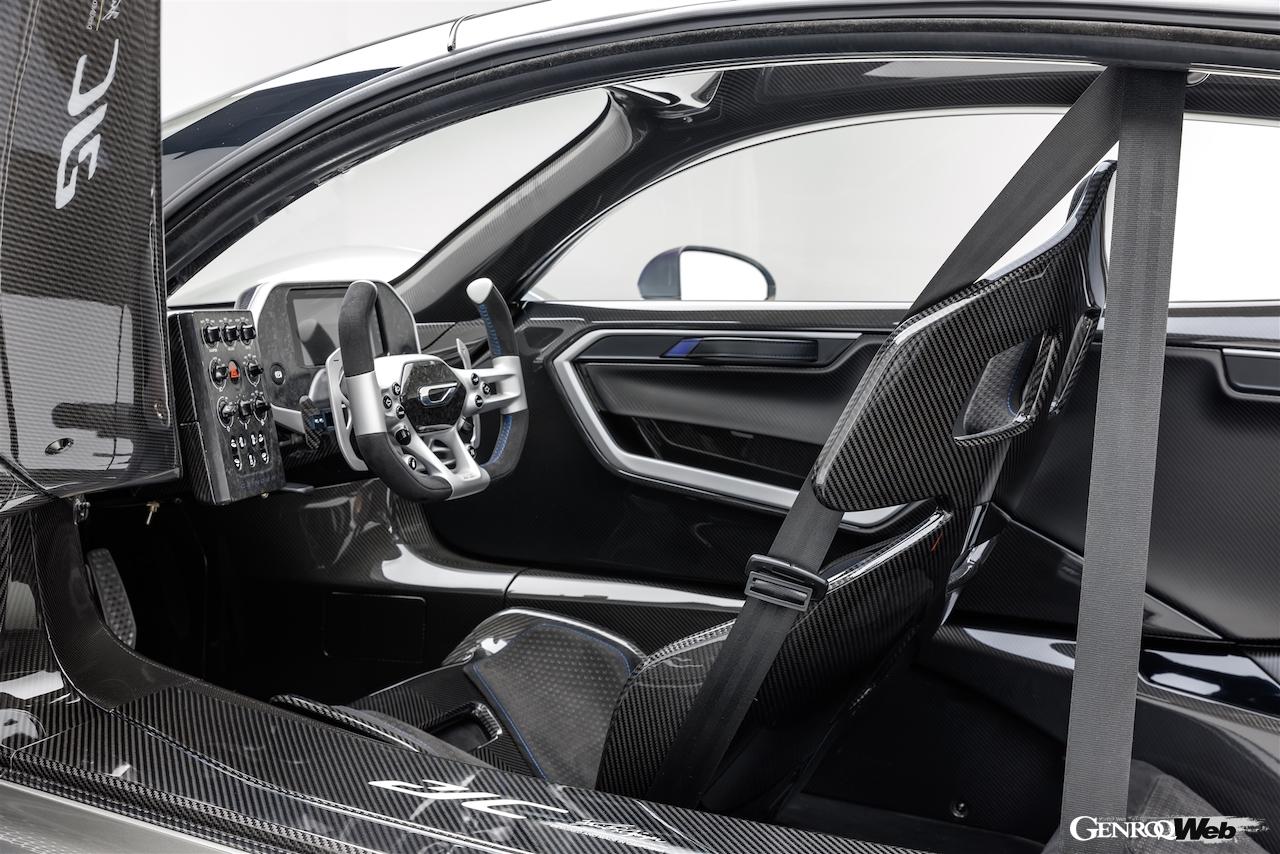 カリフォルニアを拠点に開発されたハイブリッドハイパーカー「ジンガー 21C」のインテリア。