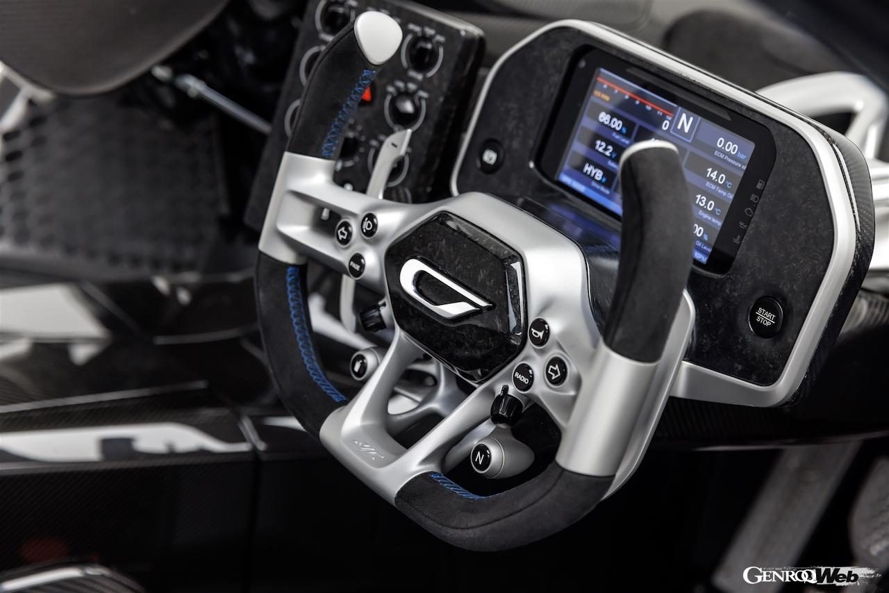 カリフォルニアを拠点に開発されたハイブリッドハイパーカー「ジンガー 21C」のインテリア。