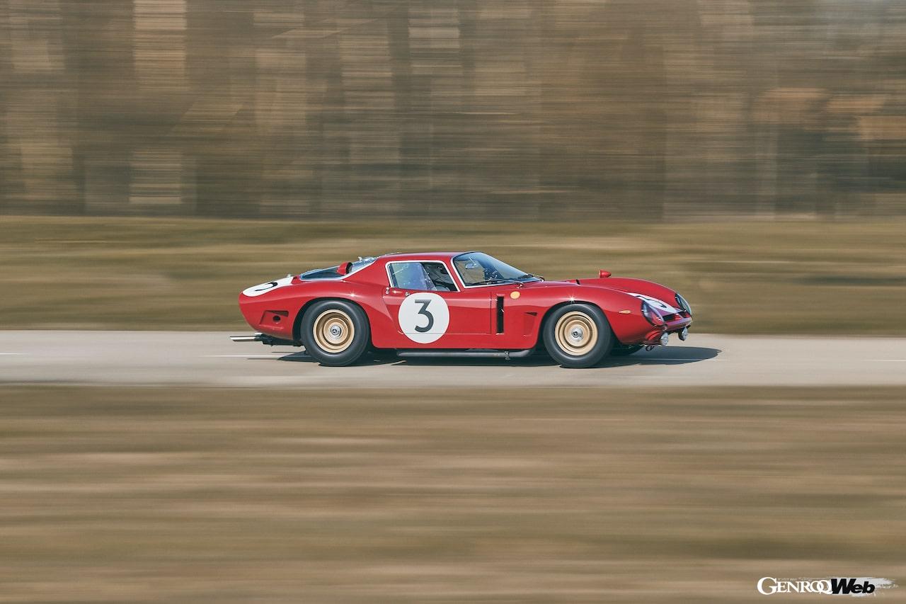 復活を果たした「ビッザリーニ 5300 GT コルサ リバイバル」が公道テストをスタート。