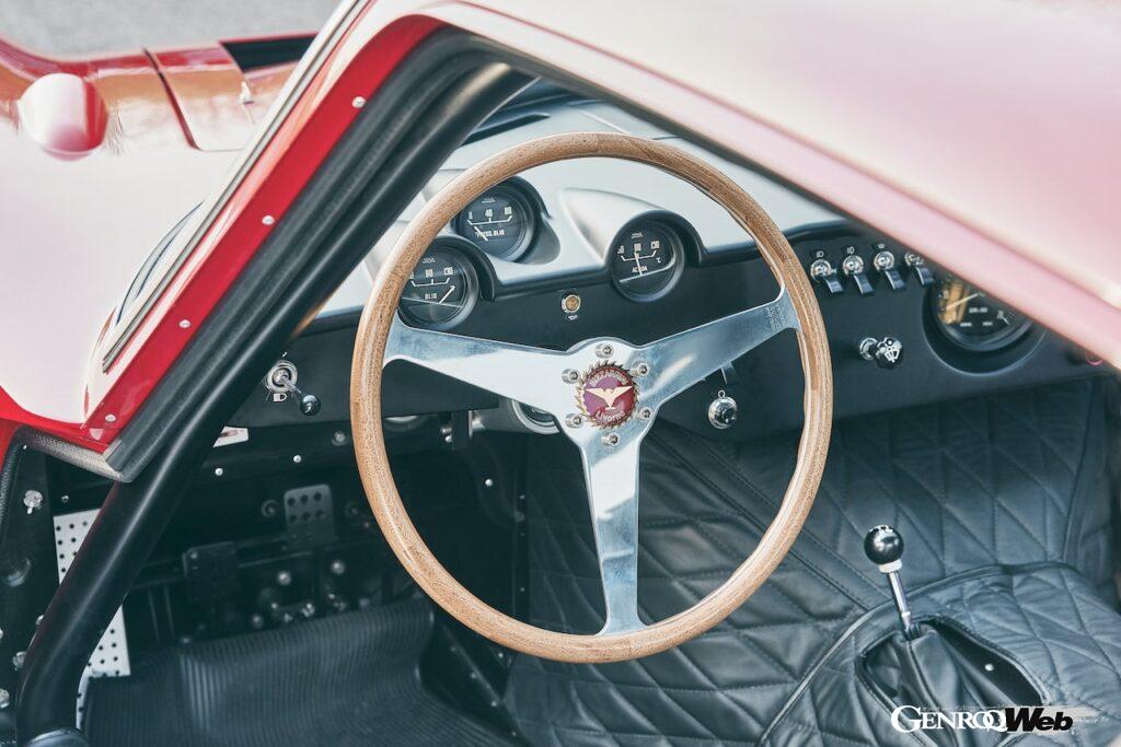 復活を果たした「ビッザリーニ 5300GT コルサ リバイバル」のコクピット。