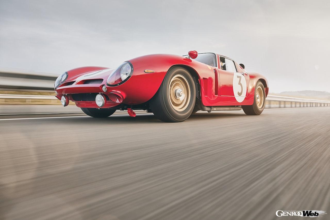 復活を果たした「ビッザリーニ 5300 GT コルサ リバイバル」が公道テストをスタート。