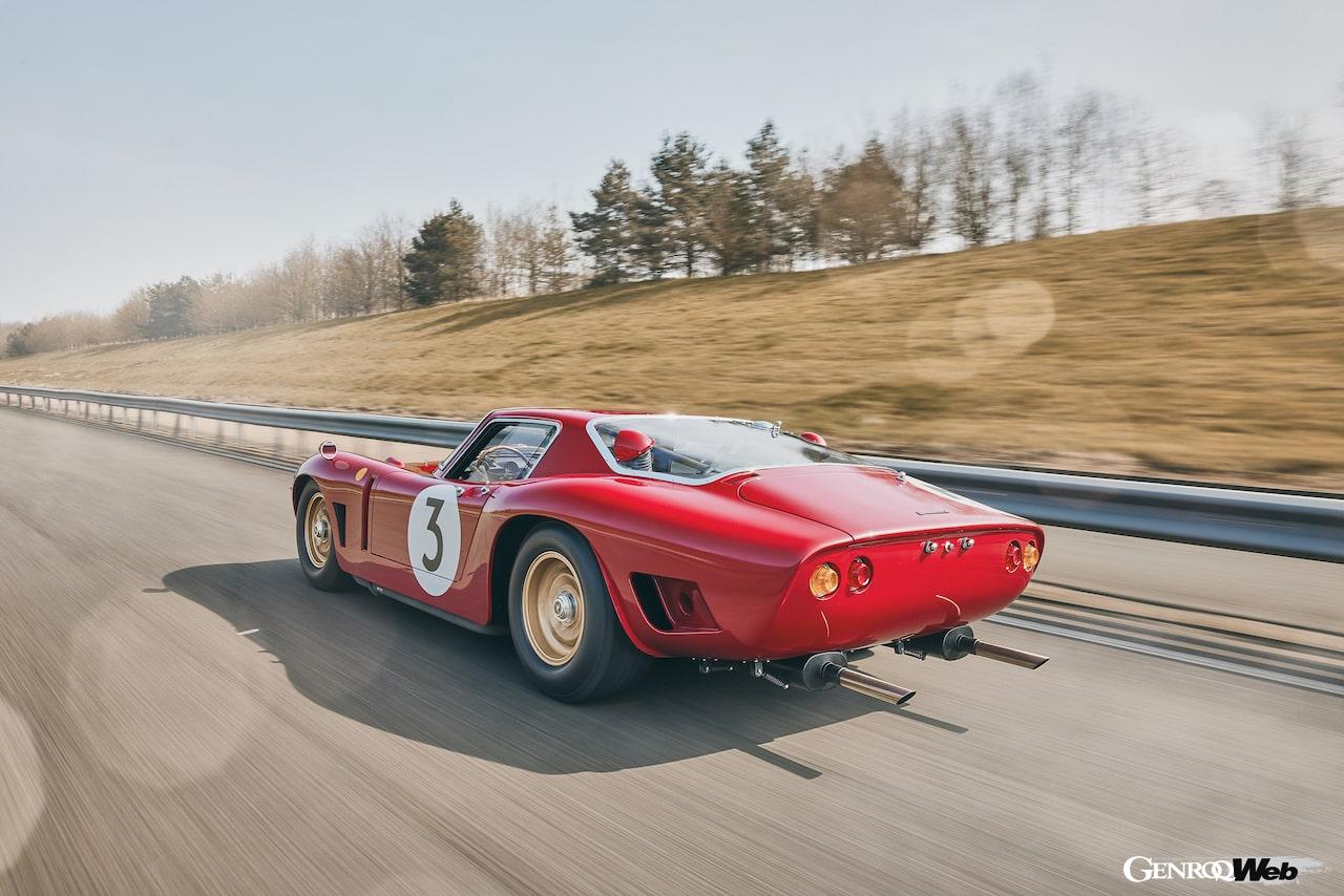 復活を果たした「ビッザリーニ 5300 GT コルサ リバイバル」が公道テストをスタート。