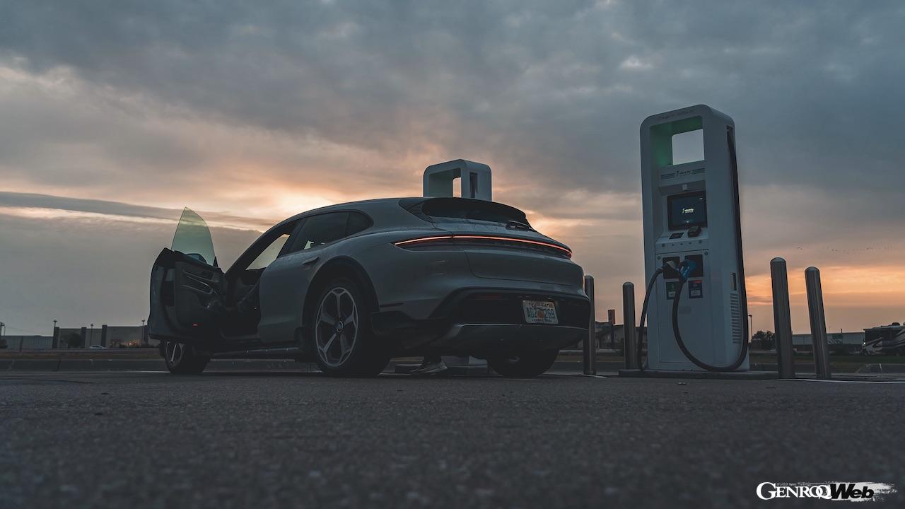 ポルシェ タイカンの充電シーン