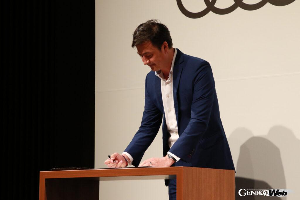 プレミアム チャージング アライアンス業務提携の調印を行うアウディジャパンブランドディレクター、マティアス・シェパース。