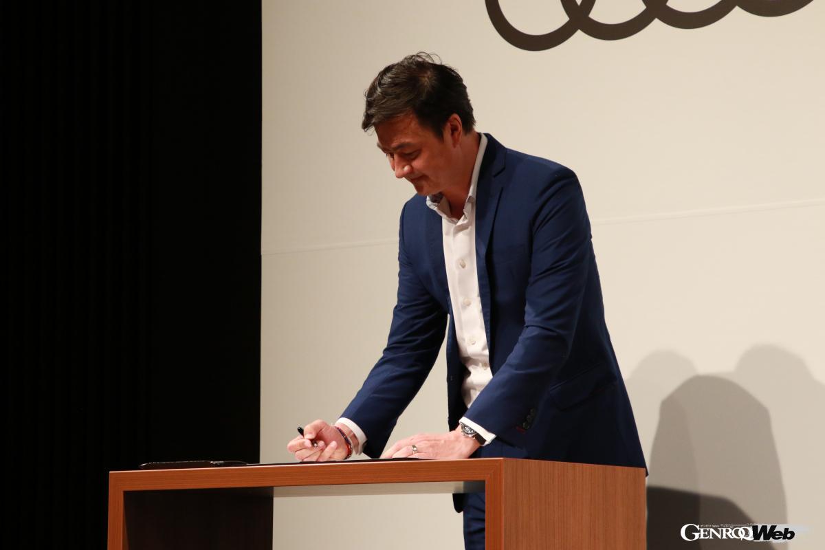 プレミアム チャージング アライアンス業務提携の調印を行うアウディジャパンブランドディレクター、マティアス・シェパース。
