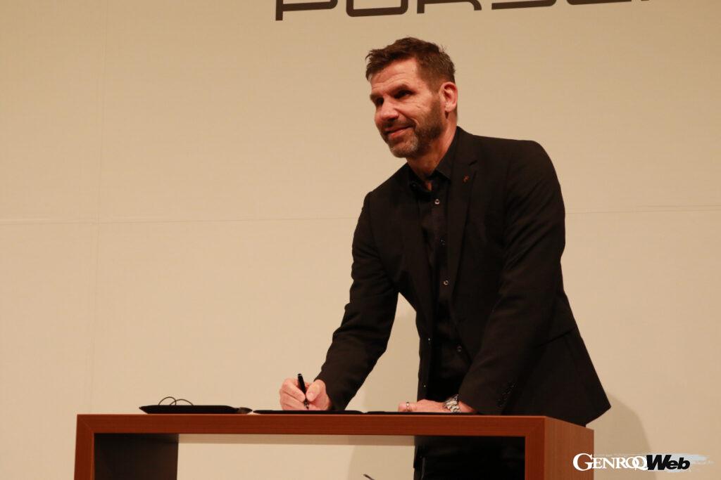 プレミアム チャージング アライアンス業務提携の調印を行うポルシェジャパン代表取締役社長ミヒャエル・キルシュ。