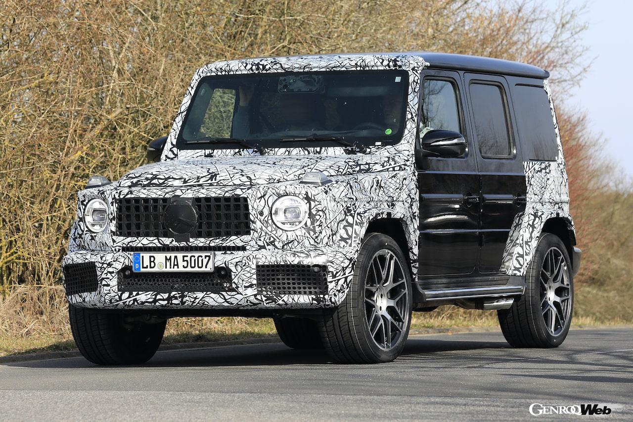 入念にカモフラージュされた状態でテストを続ける、メルセデスAMG G 63プロタイプ。