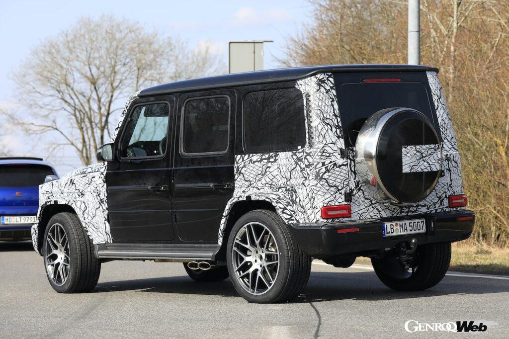 入念にカモフラージュされた状態でテストを続ける、メルセデスAMG G63プロタイプ。