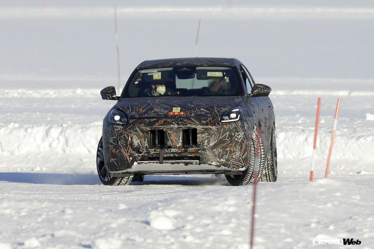 デビューに向けて、寒冷地テストが行われたマセラティ初のフルEVモデル「グレカーレ フォルゴーレ」。