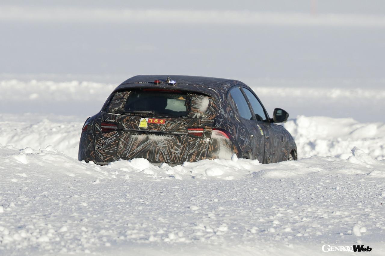 デビューに向けて、寒冷地テストが行われたマセラティ初のフルEVモデル「グレカーレ フォルゴーレ」。