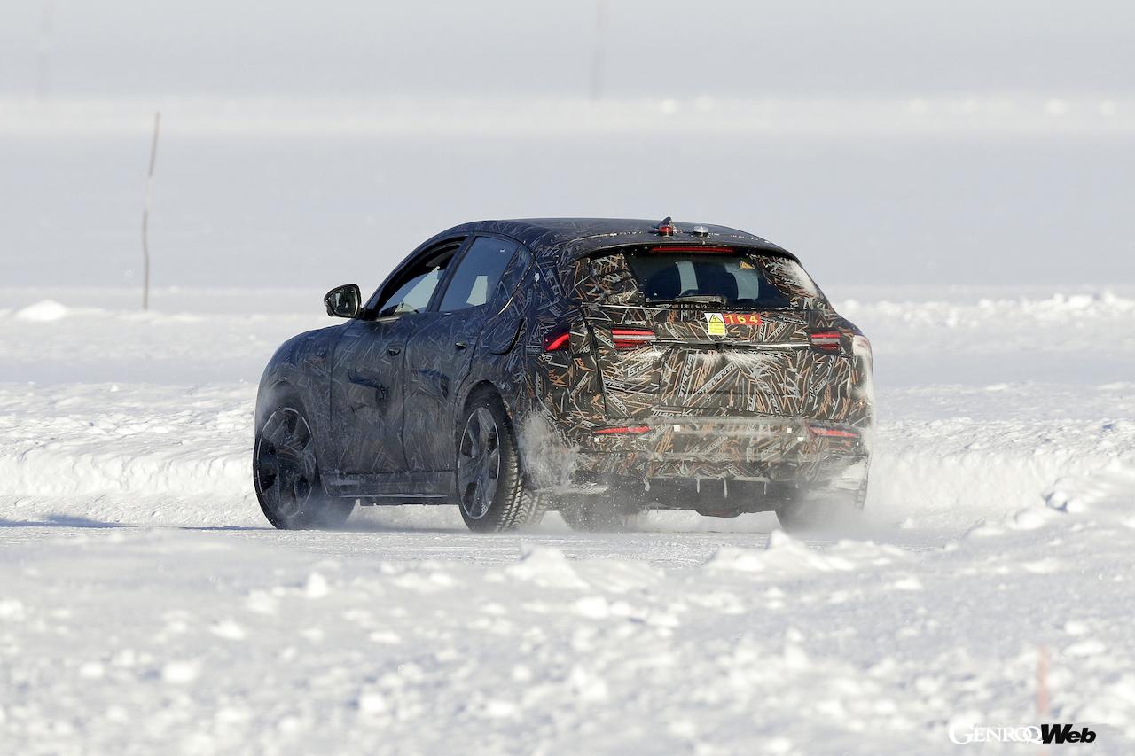 デビューに向けて、寒冷地テストが行われたマセラティ初のフルEVモデル「グレカーレ フォルゴーレ」。