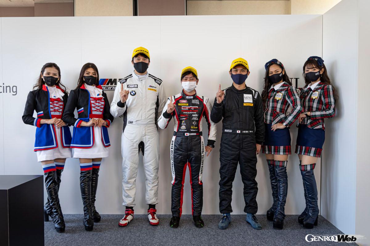 第1戦の3クラスのウィナーとそれを盛り立てるアンバサダーガール。左から長沢美穂さん、仲川エナさん、M2 CS Racingクラスの水元寛規選手（♯25 TECH-M M2 CS Racing）、MINI JCWクラスの木村建登選手（#19 BRP★木村金属 F56 JCW EVO）、川副健太選手（♯32 IDI アウティスタ★MINI F56CPS）、岡田夏芽さん、新木みおさん。