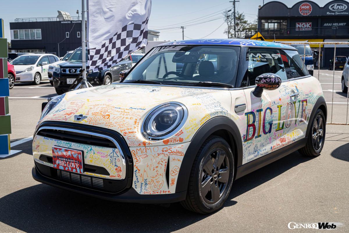 BMW ＆ MINI Racingではパレードランも実施され、レース参戦あるいは観戦以外にもサーキットを満喫する趣向が凝らされている。