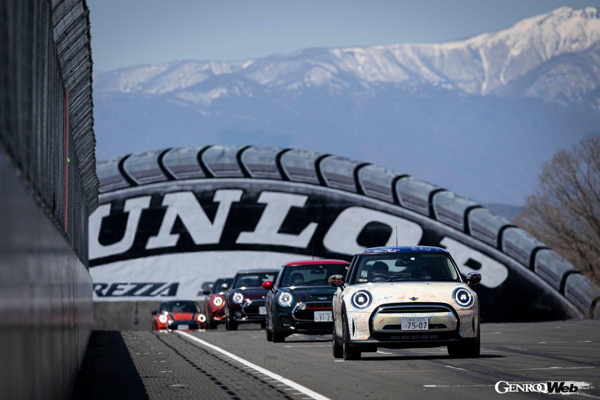 BMW ＆ MINI Racingではパレードランも実施され、レース参戦あるいは観戦以外にもサーキットを満喫する趣向が凝らされている。