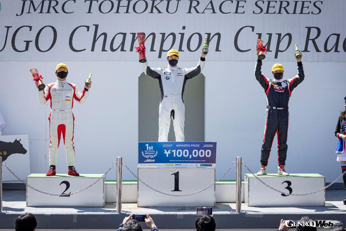 M2 CS Racingクラス第1戦の表彰台。