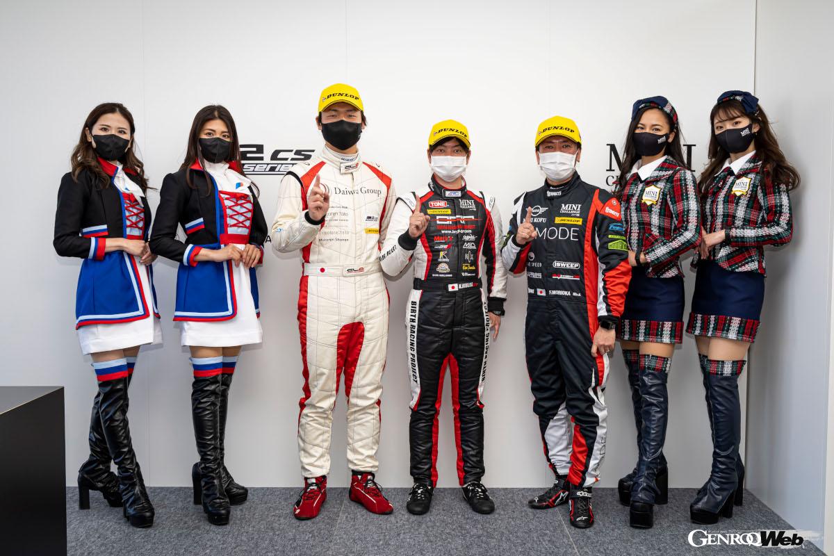 第2戦の3クラスのウィナーとそれを盛り立てるアンバサダーガール。左から長沢美穂さん、仲川エナさん、M2 CS Racingクラスの石井一輝選手（♯55 M2 CS Racing ダイワグループ）、MINI JCWクラスの木村建登選手（#19 BRP★木村金属 F56 JCW EVO）、森岡史雄選手（♯52 MINI Kofu BIG LOVE.F56CPS）、岡田夏芽さん、新木みおさん。
