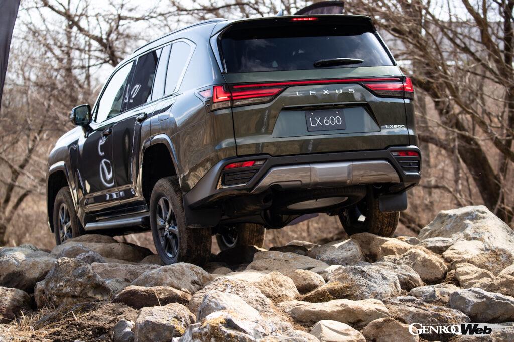 レクサスLX600の悪路走行