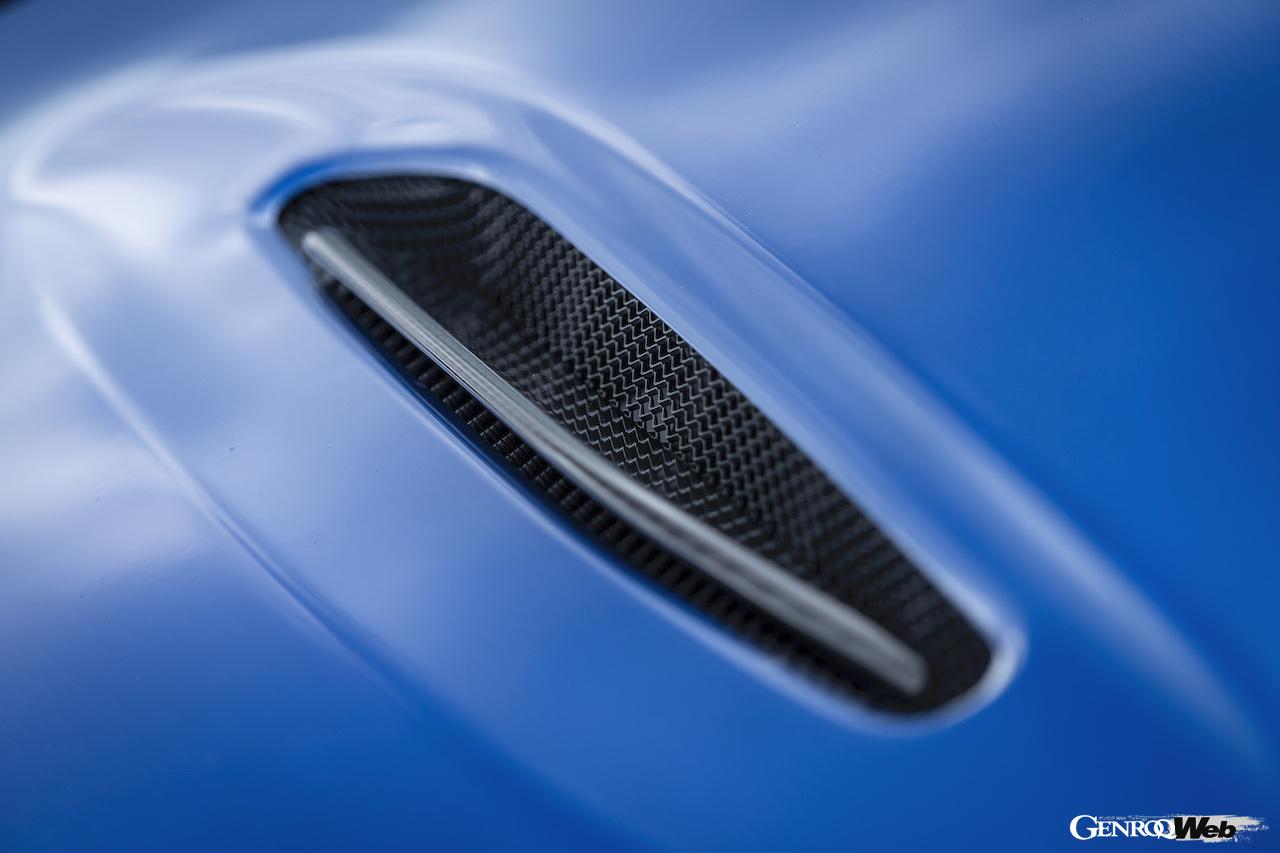 アストンマーティン DBX707。ボンネット