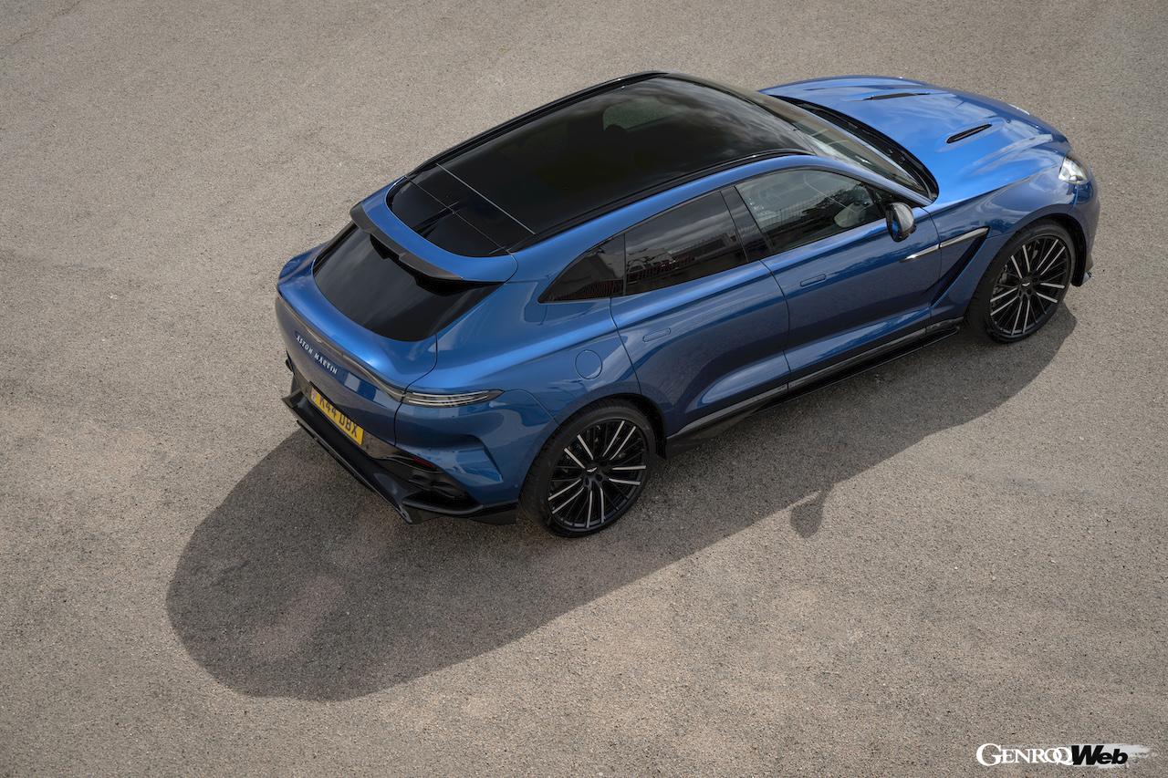 アストンマーティン DBX707。トップビュー。リヤ